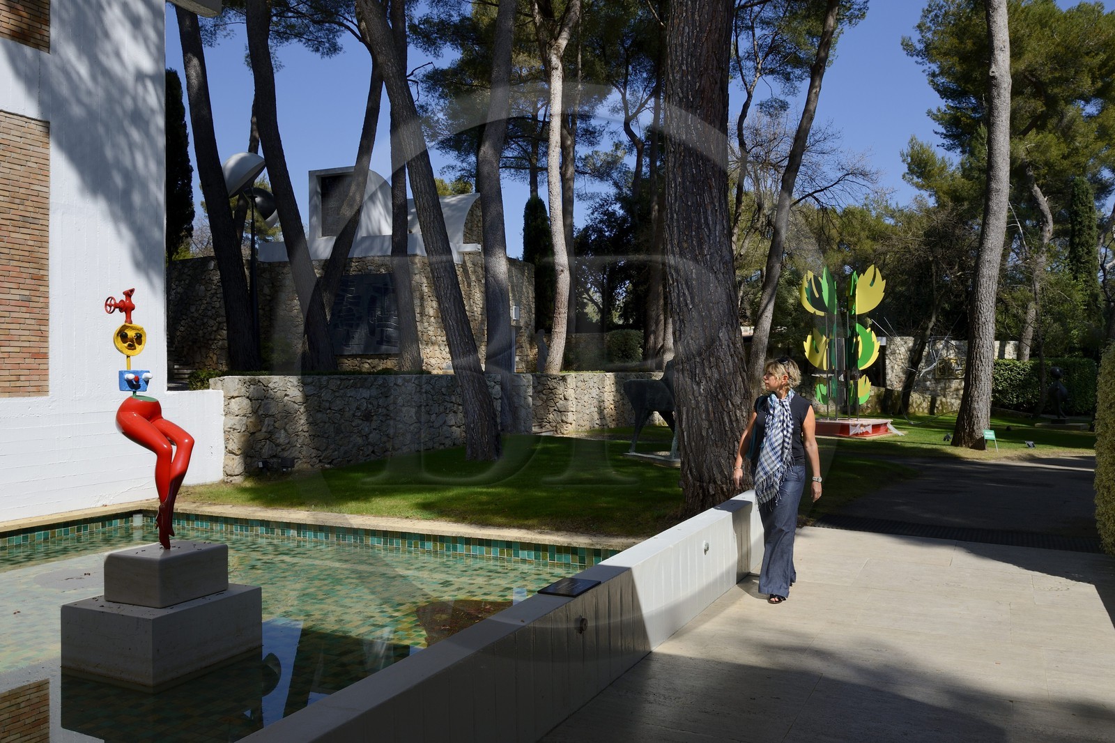 France, Alpes-Maritimes (06), Saint Paul de Vence, Fondation Maeght, musée d'art contemporain, sculpture Jeune fille s'évadant, Bronze peint (1968) de Joan Miro
