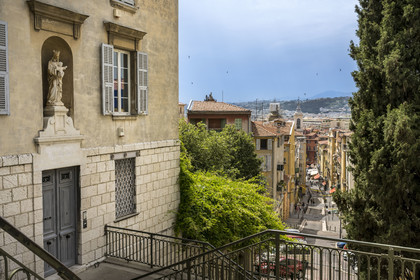 France, Alpes-Maritimes (06), Nice classée Patrimoine Mondial de l'UNESCO, le Vieux Nice, escalier menant à la colline du Chateau, la rue Rossetti et le clocher de la Cathédrale Sainte Réparate en arrière plan