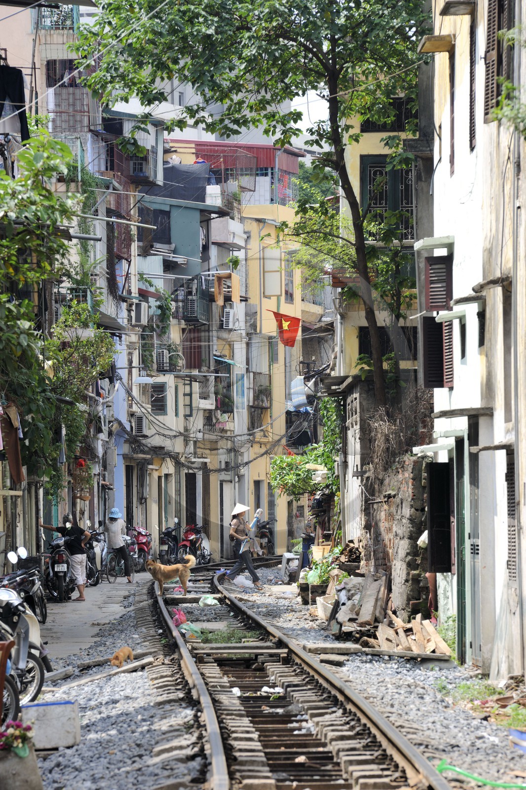 Vietnam, Hanoï, voie ferrée qui passe au coeur de la vieille ville
