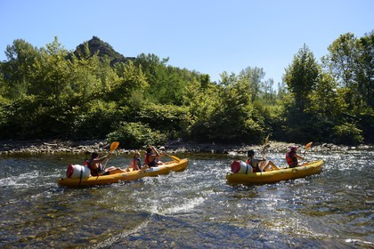 France, Ardèche (07), Les Vans, kayaks descendant la rivière Chassezac