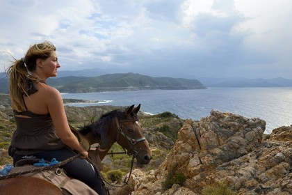 France, Haute-Corse (2B), Nebbio, désert des Agriates, Anse de Peraiola, cavalière au Nord-Est de la plage d'Ostriconi sur la Punta di l’Acciolu (Acciola)