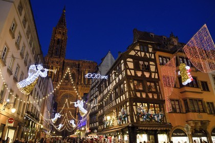 France, Bas-Rhin (67), Strasbourg, vieille ville classée Patrimoine Mondial de l'UNESCO, décorations de Noël, Rue Mercière et cathédrale Notre-Dame