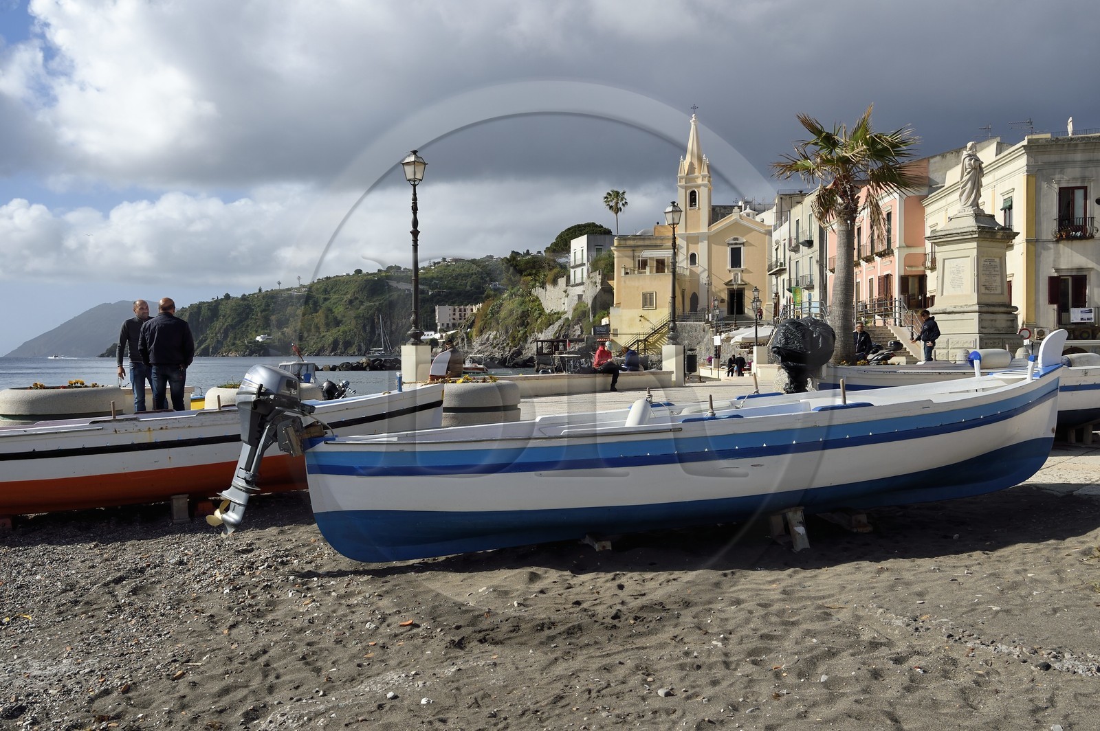 Italie, Sicile, iles Eoliennes, classées Patrimoine Mondial de l'UNESCO, Ile de Lipari, Lipari, le port de pêche de Marina Corta et l'église San Giuseppe Italie, Sicile, iles Eoliennes, classées Patrimoine Mondial de l'UNESCO, Ile de Lipari, Lipari, le port de pêche de Marina Corta et l'église San Giuseppe