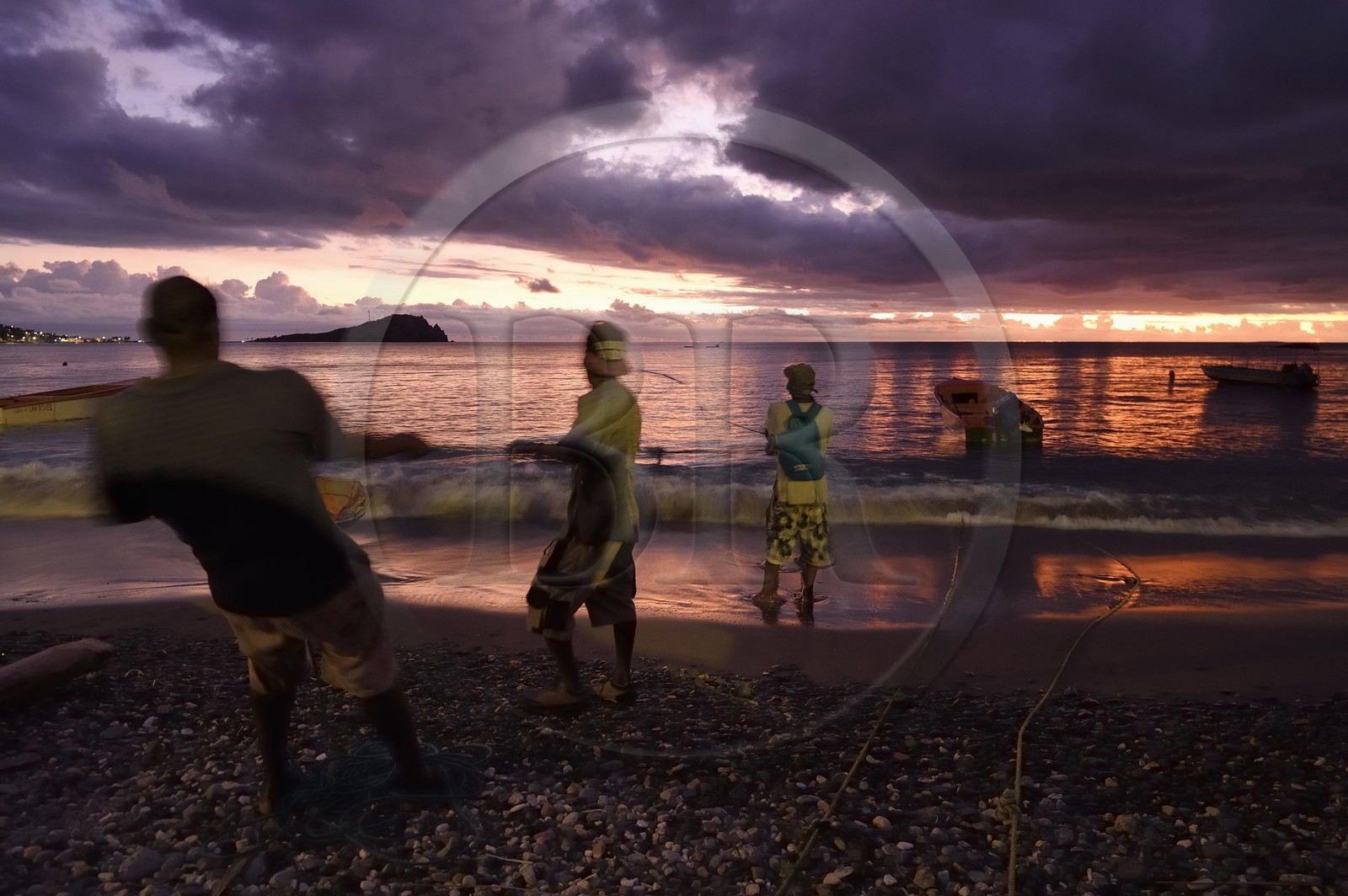 Caraïbes, Ile de la Dominique, baie de Soufrière, le village de Soufrière, pêche au filet en bordure de plage à la tombée de la nuit