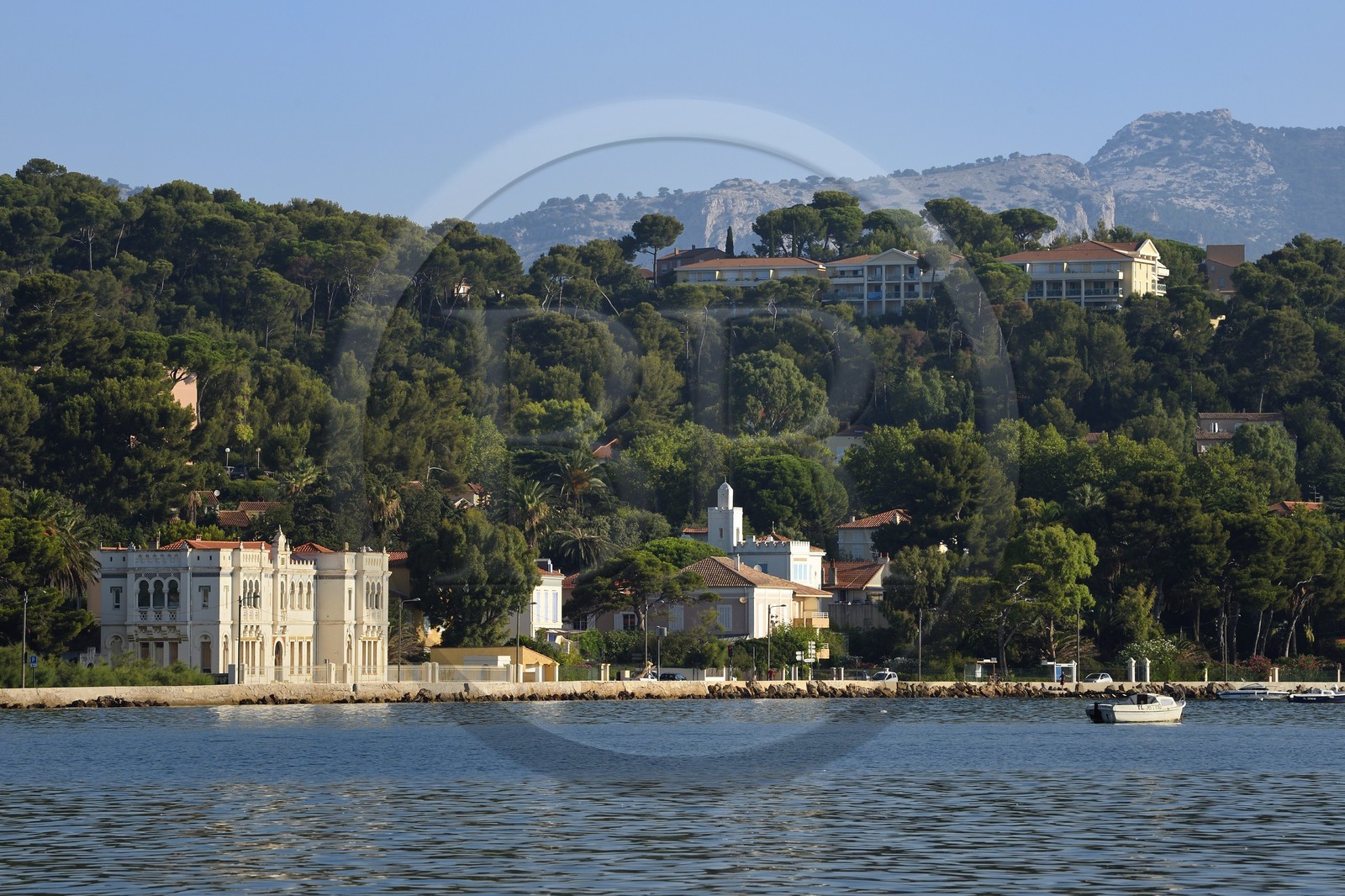 France, Var (83), la rade de Toulon, La Seyne-sur-Mer, quartier de Tamaris, l'institut Michel Pacha (ex institut de biologie marine de l'Université de Lyon) et la villa du Croissant reconnaissable à sa tour-minaret de style orientaliste