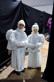 France, Meurthe-et-Moselle (54), Nancy, préparatifs pour le défilé de la Saint-Nicolas place Carnot, Valentin et Edouard qui vont monter sur un char
