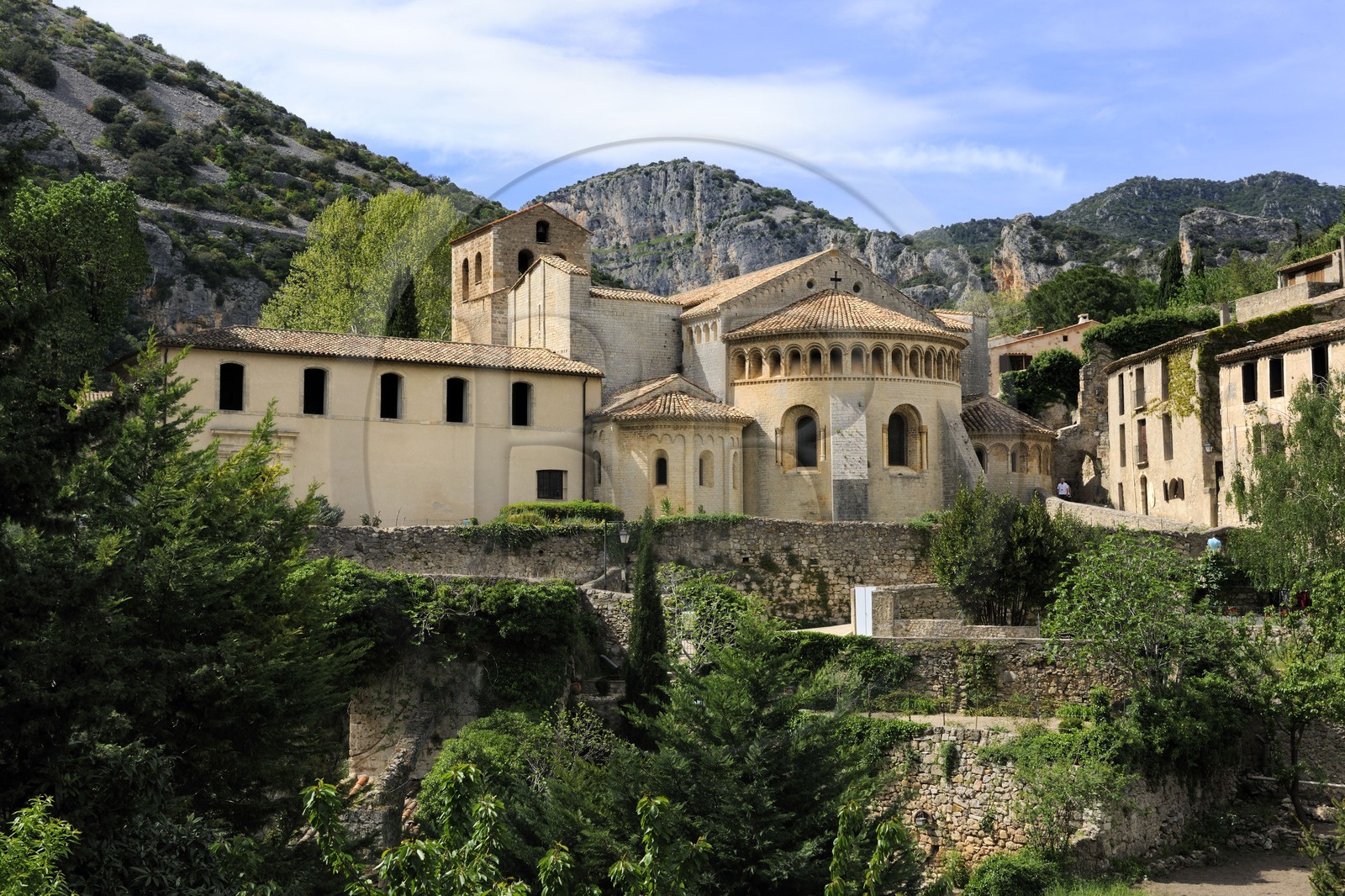 France, Hérault (34), village médiéval de Saint-Guilhem-le-Désert, étape du pélerinage de Saint-Jacques-de-Compostelle, labellisé Les Plus Beaux Villages de France, abbaye de Gellone du XIe siècle classée Patrimoine Mondial de l'UNESCO, chevet de l'église