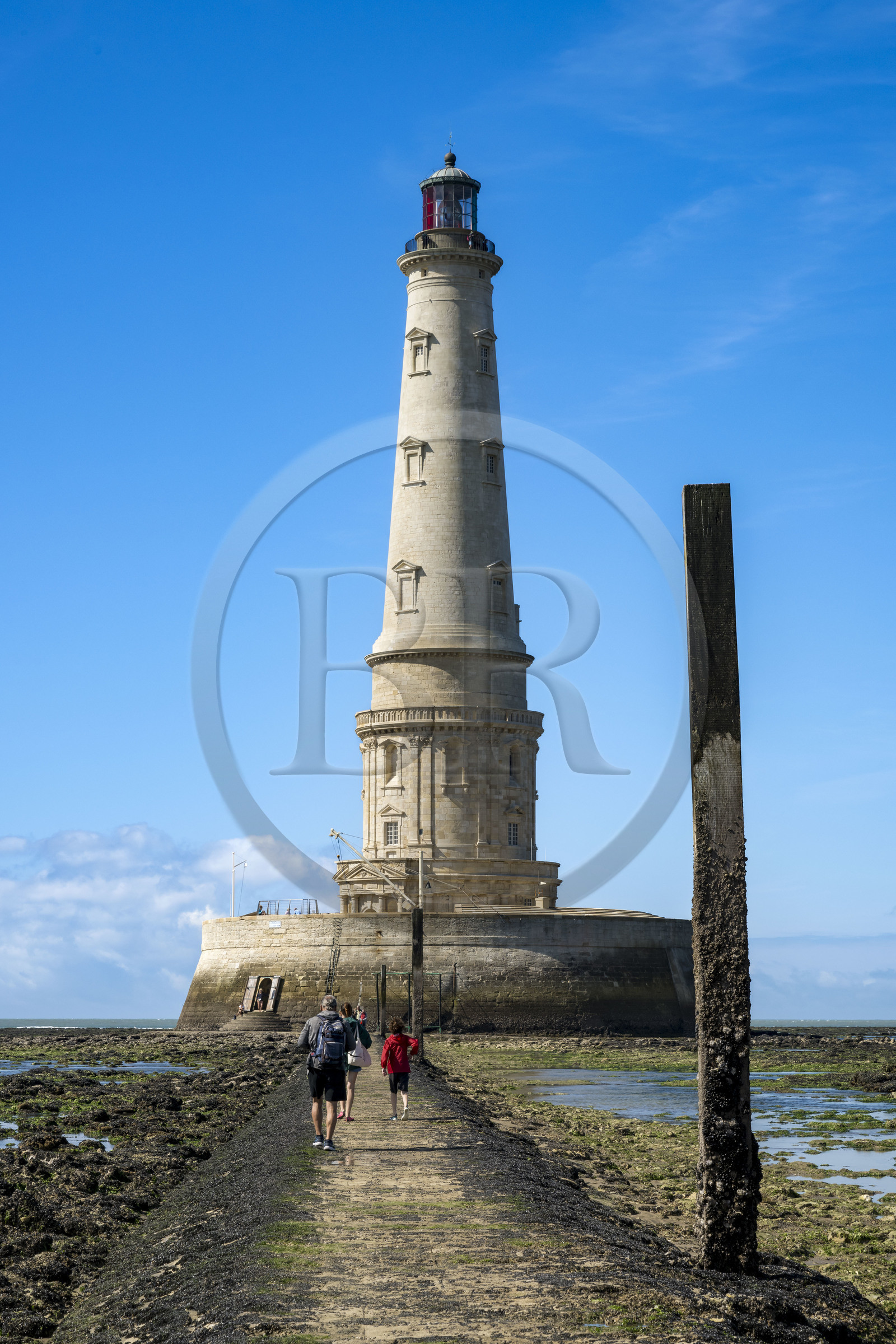 France, Gironde (33), le Verdon-sur-Mer, plateau rocheux de Cordouan à marée basse, phare de Cordouan, classé Patrimoine Mondial de l'UNESCO