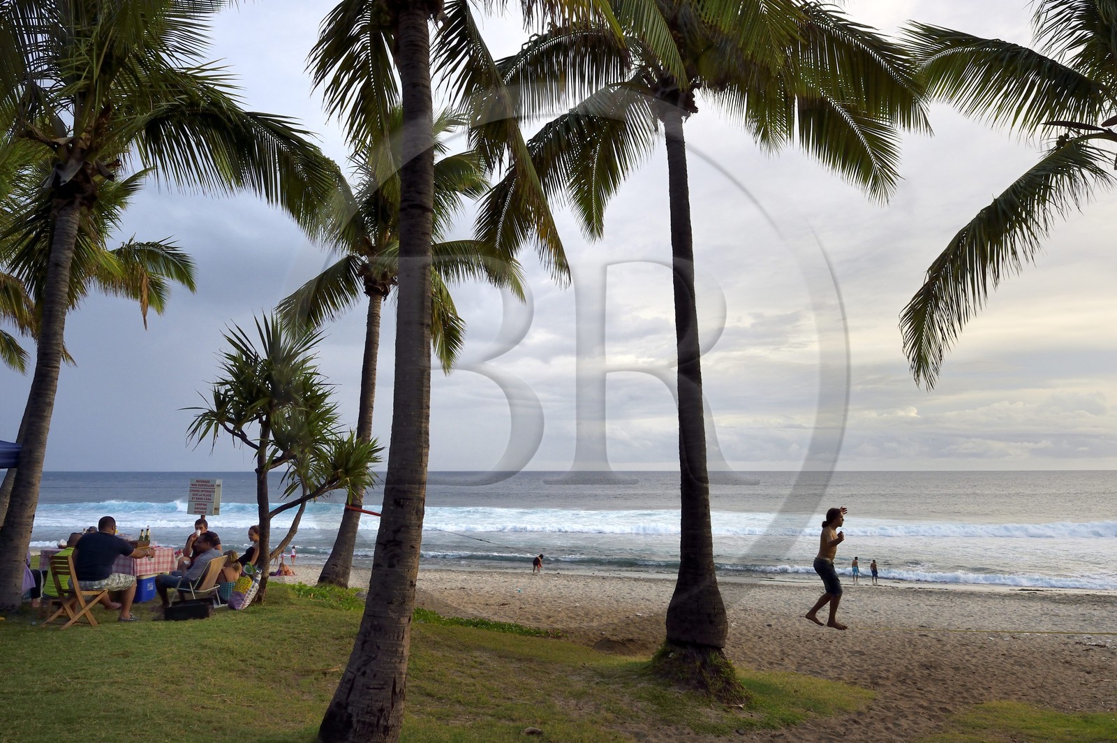 France, Ile de la Reunion, Cote Sud, plage de Grande Anse, la plage est très prisée le week end par les familles créoles pour les loisirs et le picnic, slackline ou slack (l'objectif est d'avancer sur une sangle légèrement élastique sans aucun accessoire)