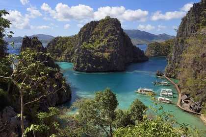 Philippines, Calamian Islands dans le nord de Palawan, Coron Island Natural Biotic Area, lagon sur le chemin du lac Kayangan, falaises abruptes et formations rocheuses karstique en calcaire du Permien