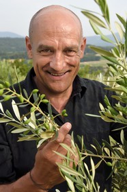 France, Vaucluse (84), Cadenet, Bastide du Laval, Roland Coupat dans son olivaie