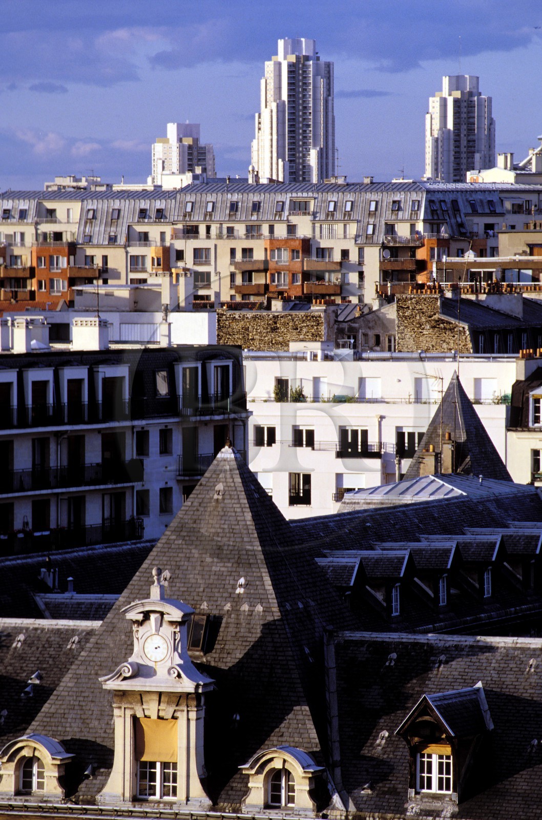 France, Paris (75), vieux toits de l'Hôpital Saint-Louis et les tours de la rue de Flandre dans le 19ème arrondissement