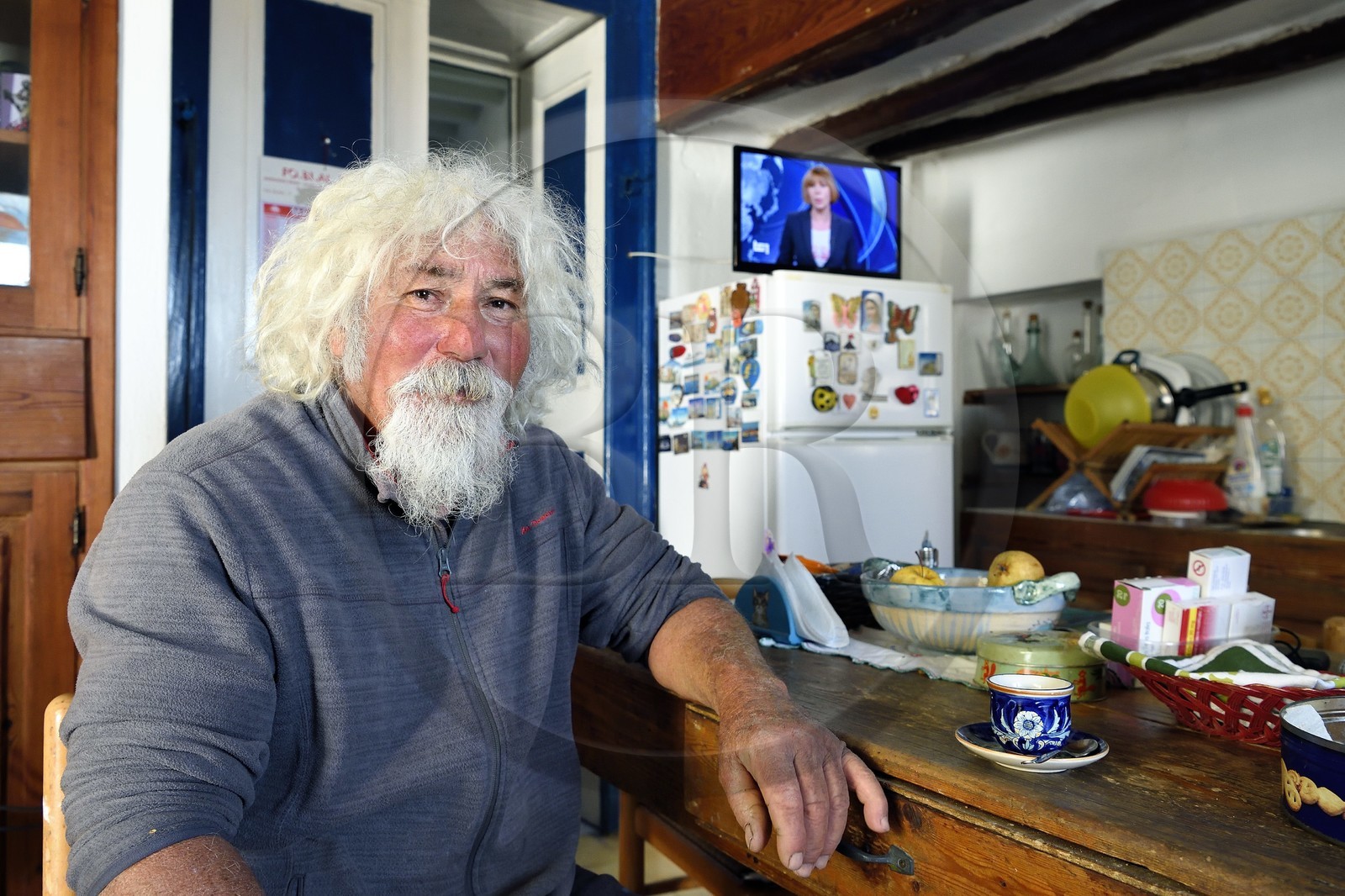 Italie, Sicile, iles Eoliennes, classées Patrimoine Mondial de l'UNESCO, ile de Stromboli, le pecheur Gaetano Cusolito dans la cuisine de son frère