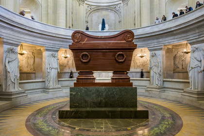 France, Paris (75), Hotel des Invalides, la cathédrale Saint-Louis-des-Invalides, le panthéon militaire, le tombeau de Napoléon 1er en quartzite rouge