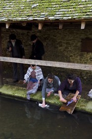 France, Eure (27), lavoir de Sainte-Colombe-prés-Vernon, Allied Reconstitution Group (association de reconstitution historique de la 2éme Guerre Mondiale US et Maquis), les reconstitueurs montrant trois femmes lavant de linge au lavoir dans les années 1940 et deux maquisards des Forces françaises de l'intérieur (FFI) en arrière plan