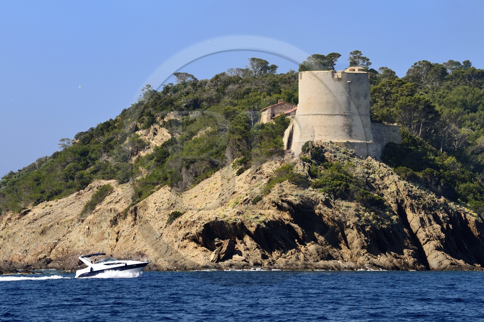 France, Var (83), Iles d'Hyères, Parc national de Port Cros, Ile de Port-Cros, Fort de Port-Man, le photographe Yann Arthus-Bertrand en a la jouissance depuis 2003