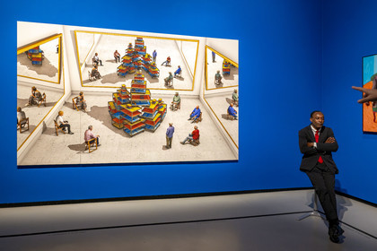 France, Paris (75), Bois de Boulogne, la fondation Louis Vuitton de l'architecte Frank Gehry, exposition David Hockney 25, Spectateurs regardant un ready-made avec crâne et miroirs (2018)