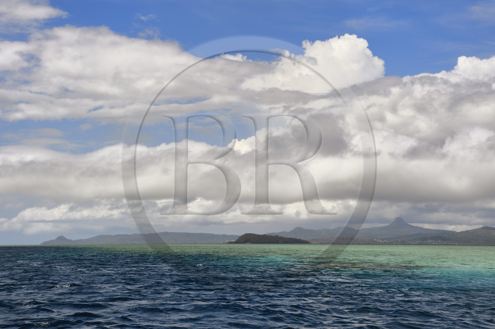 France, Ile de Mayotte, Grande-Terre, en bordure du lagon sur la côte Est, l'ilot de Bandrélé et le Mont Choungui en arrière plan