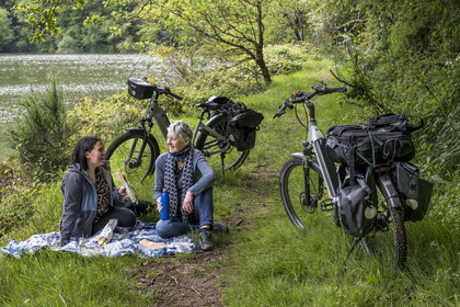 France, Vendée (85), Mervent, pique-nique en bordure d'une des boucles de la rivière La Mère dans la forêt de Mervent