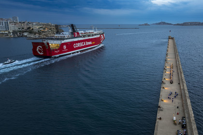 France, Bouches-du-Rhône (13), Marseille, Zone Euroméditerranée, grand port maritime de Marseille (GPMM), la digue du large, convives attablés à une grand table de banquet dressée par le chef Emmanuel Perrodin dans le cadre des Diners Insolites, un ferry de Corsica Linea quitte le port, l’Archipel des îles du Frioul avec le Chateau d'If en arrière plan (vue aérienne)