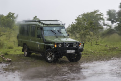 Rwanda, Parc national de l'Akagera, safari en 4x4 sur une piste sous la pluie