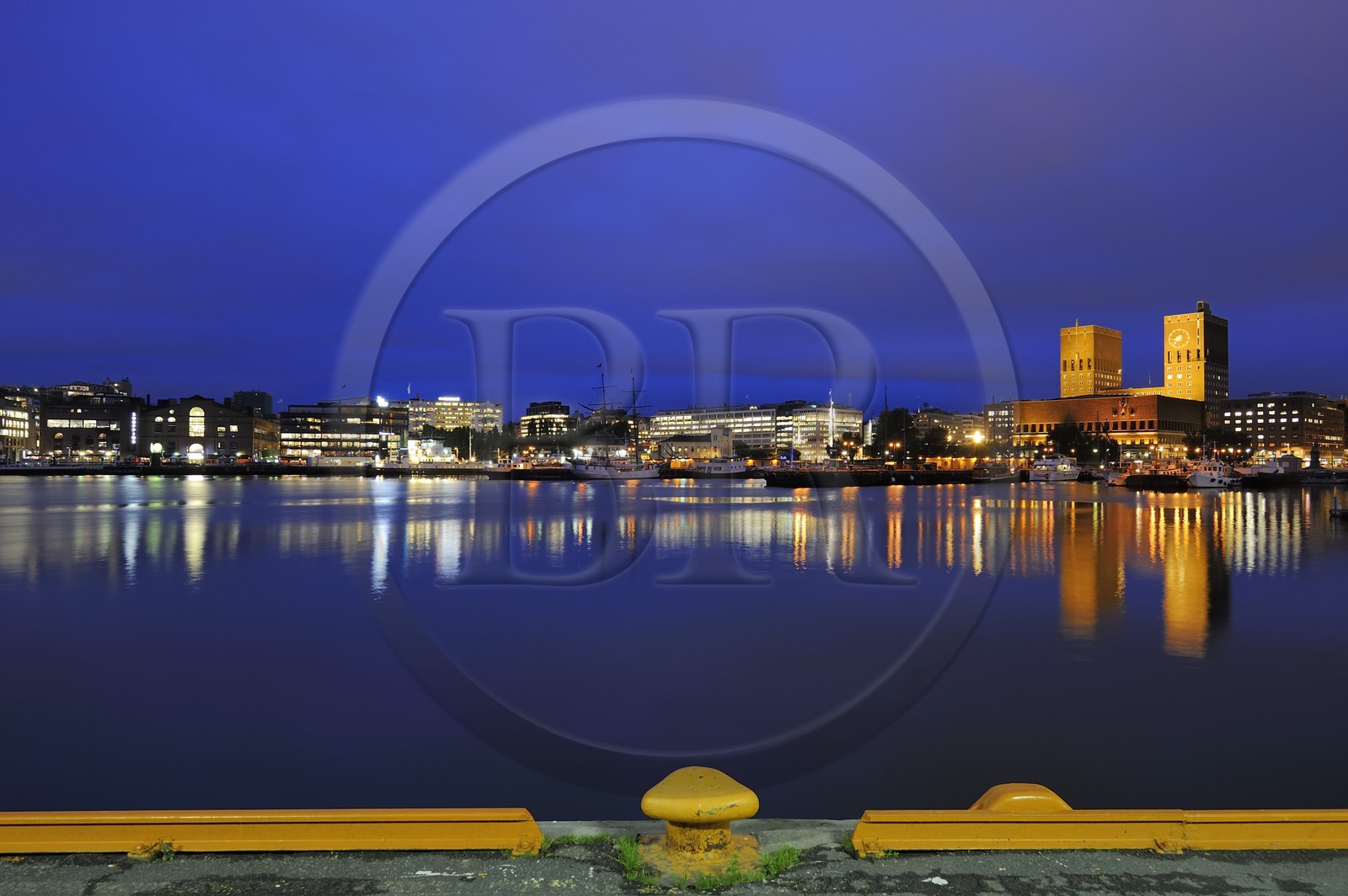 Norvège, Oslo, l'hôtel de Ville (Radhuset) domine le port