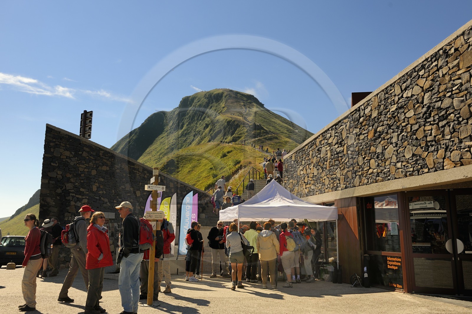 France, Cantal (15), monts du Cantal, Parc Naturel Régional des Volcans d' Auvergne, le puy Mary (1783m) au col Pas de Peyrol (1589m) en premier plan, départ des randonnées