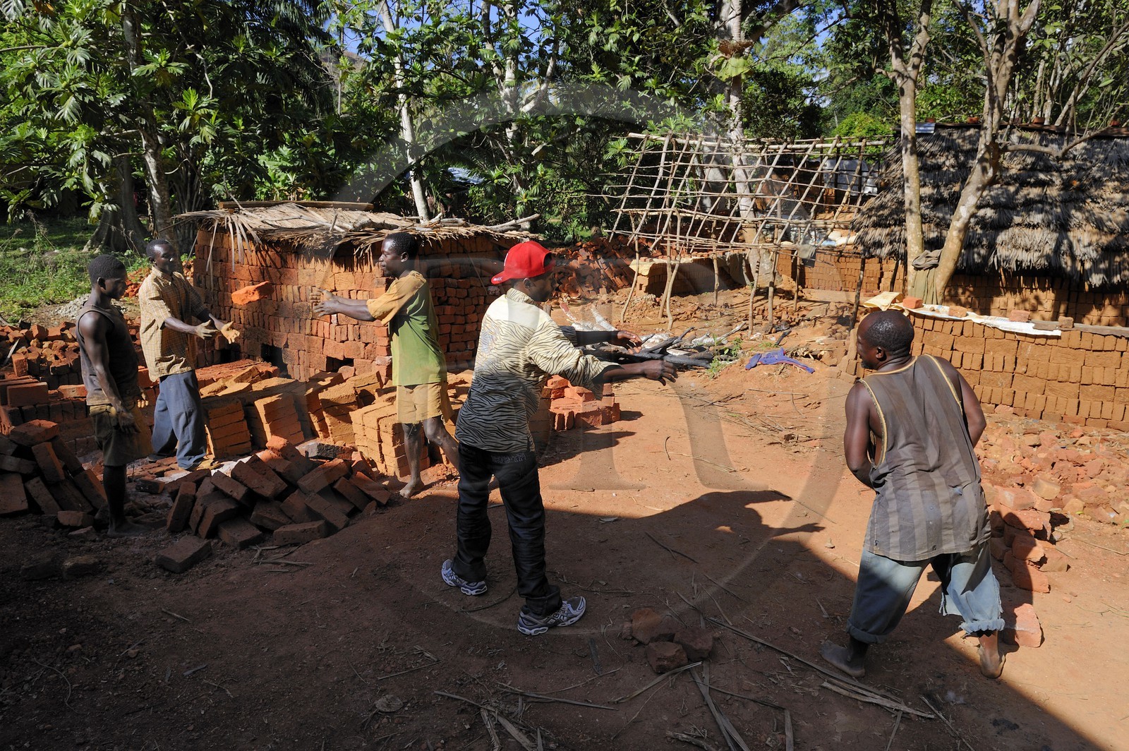 Tanzanie, région de Morogoro, les Monts Uluguru, fabrication de briques en terre