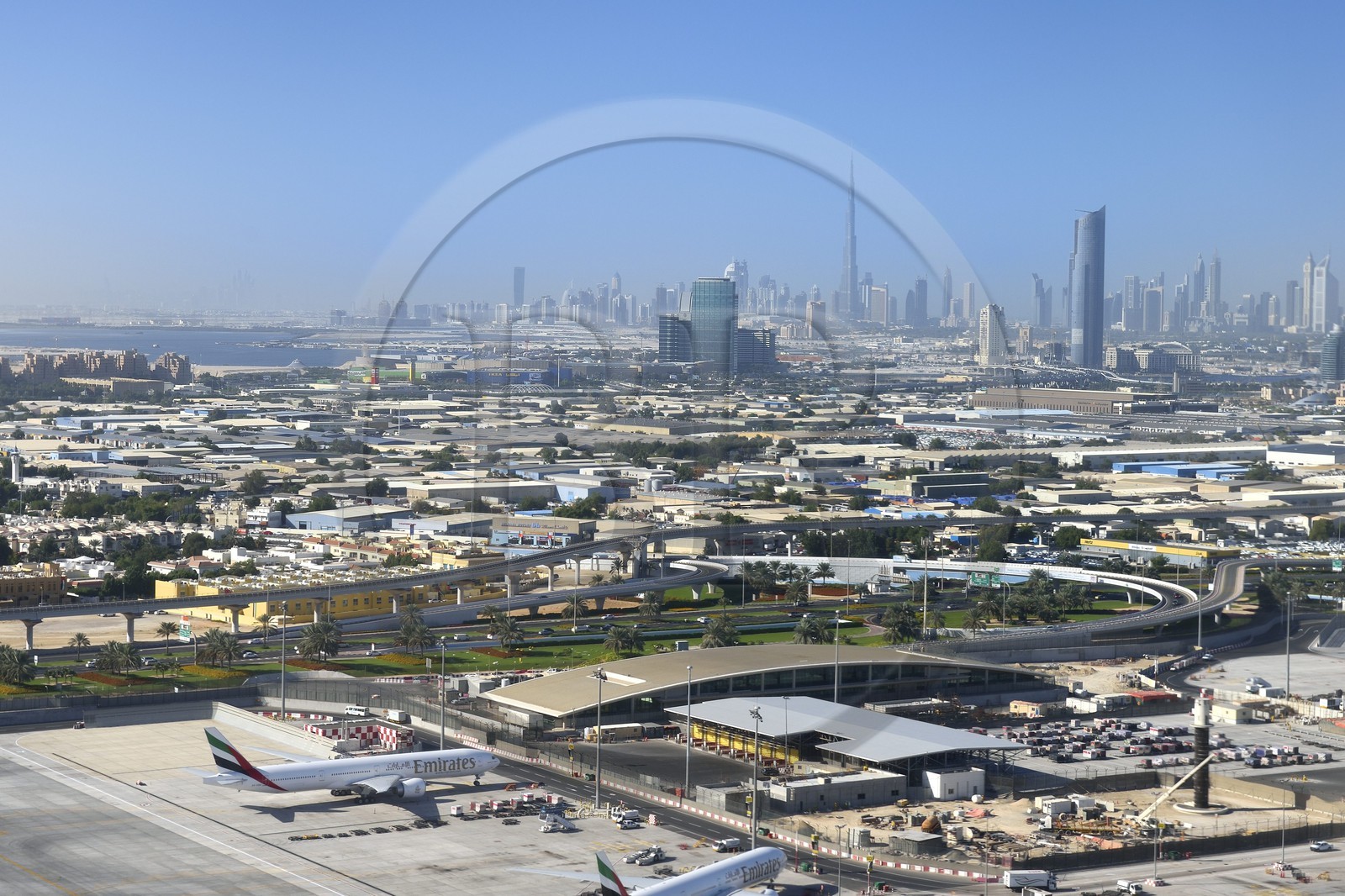 Emirats Arabes Unis, Dubai, Dubai International Airport et le centre ville en arrière plan (vue aérienne)