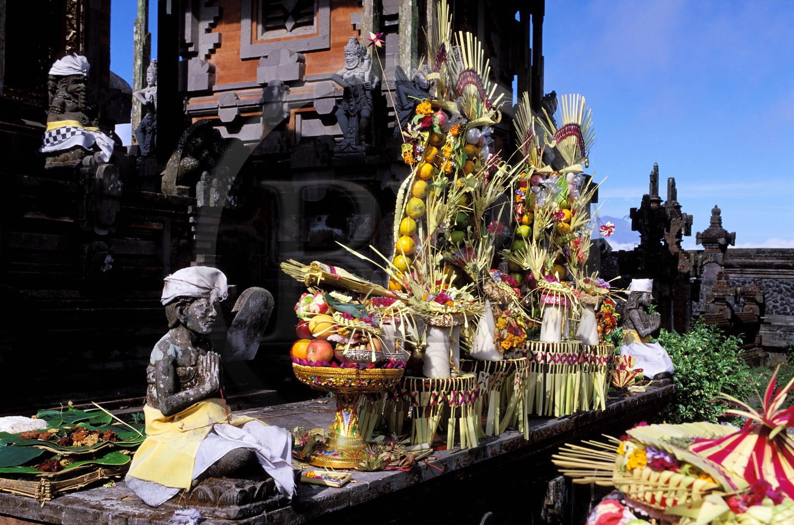 Indonésie, île de Bali, village de Batur, pura (temple) Ulun Danu Batur, offrandes à la déesse du lac Batur