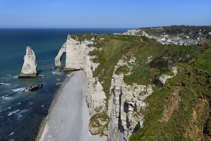 France, Seine-Maritime (76), Pays de Caux, Côte d'Albâtre, Etretat, la falaise d'Aval, l'Arche d'Aval et l'Aiguille, en arrière plan la ville d'Etretat