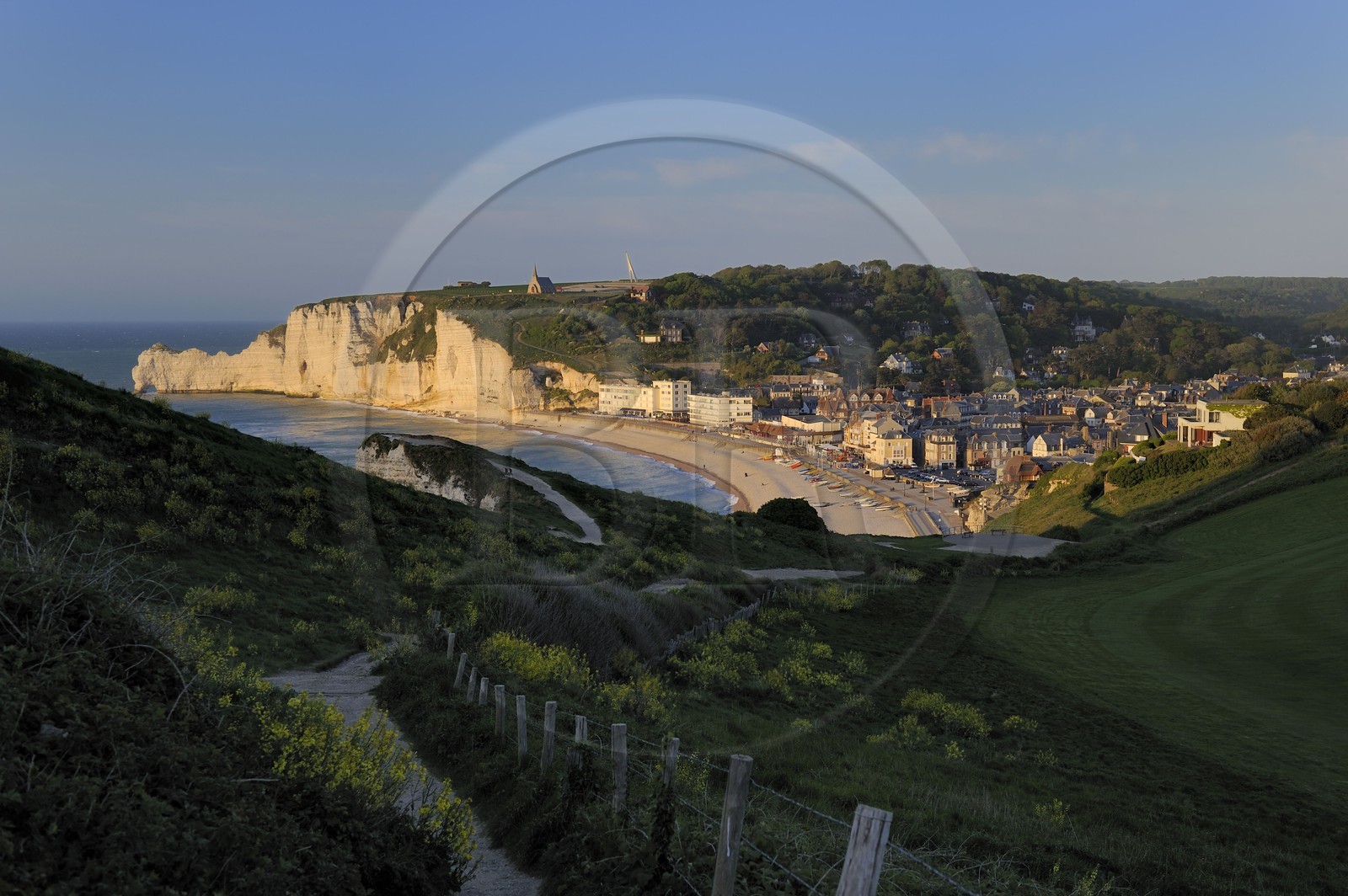 France, Seine-Maritime (76), Pays de Caux, Côte d'Albâtre, Etretat au pied de la falaise d'Amont
