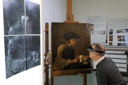 France, Paris (75), Laboratoire du Centre de recherche et de restauration des musées de France (C2RMF), Bruno Mottin conservateur, tableau le Château de Cartes (1737) du peintre Chardin