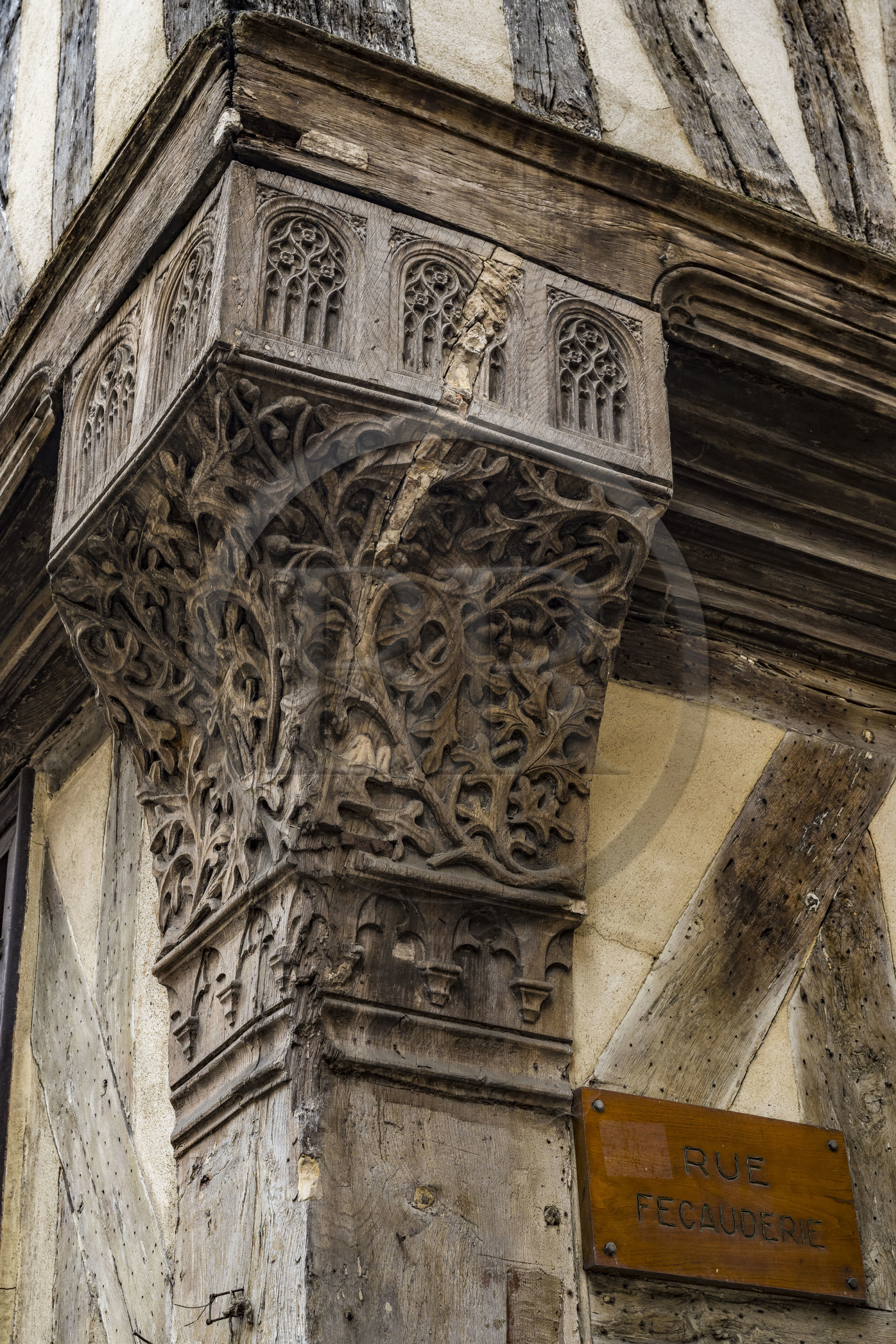 France, Yonne (89), Auxerre, poteau cornier sculpté (fin XVe siècle) à l'angle rue Fécauderie et Joubert sur une maison à pans de bois