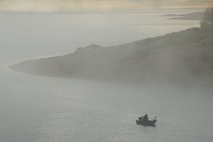 France, Nièvre (58), Parc naturel régional du Morvan, Chaumard, lac de Pannecière  dans la brume du petit matin
