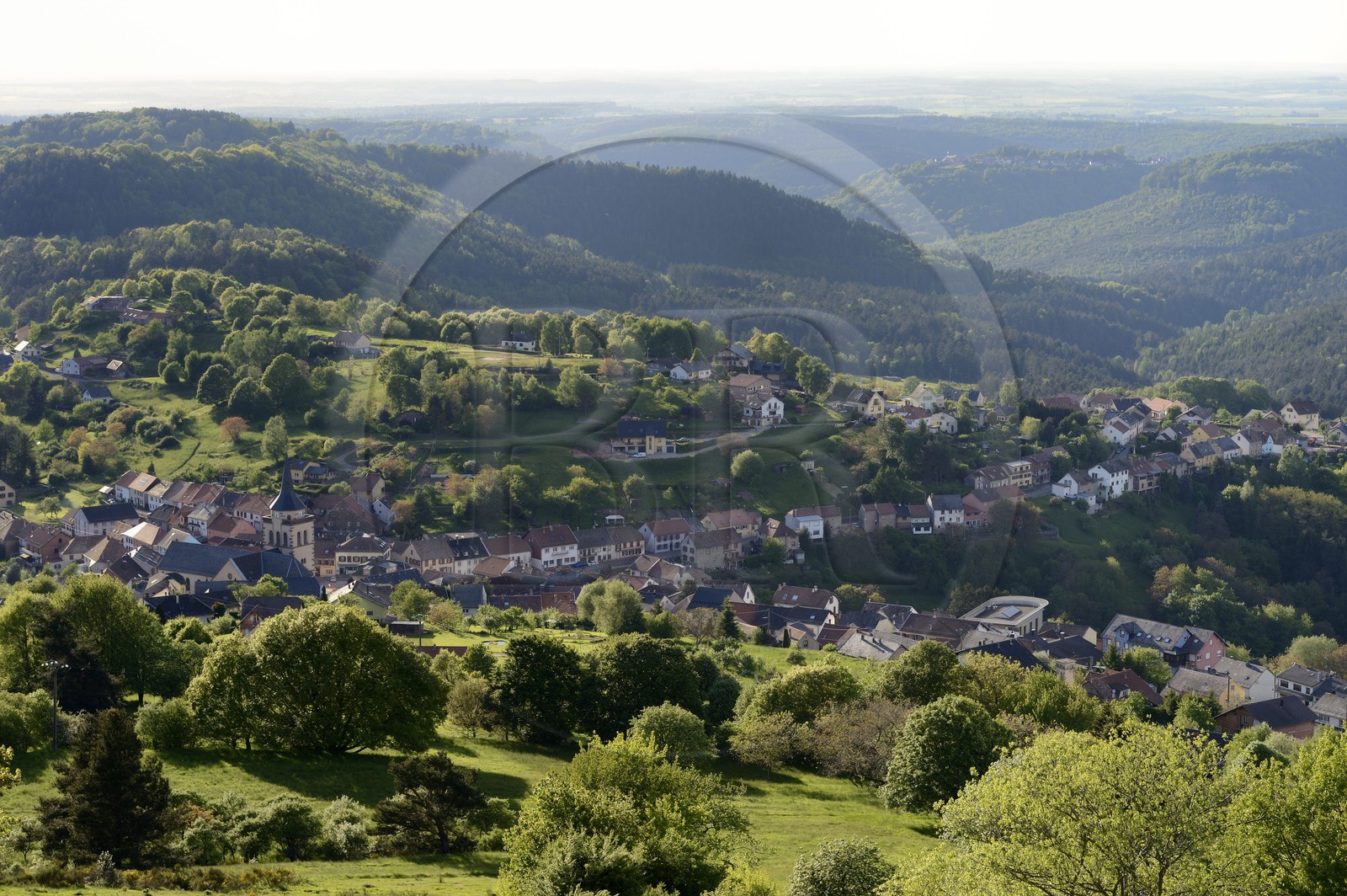 France, Moselle (57), le village de Dabo dans le massif des Vosges et le plateau lorrain en arrière plan