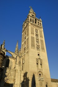 Espagne, Andalousie, Séville, quartier de Santa Cruz, la Giralda, ancien minaret almohade de la Grande Mosquée reconverti en clocher de la cathédrale, classé Patrimoine Mondial de l'UNESCO