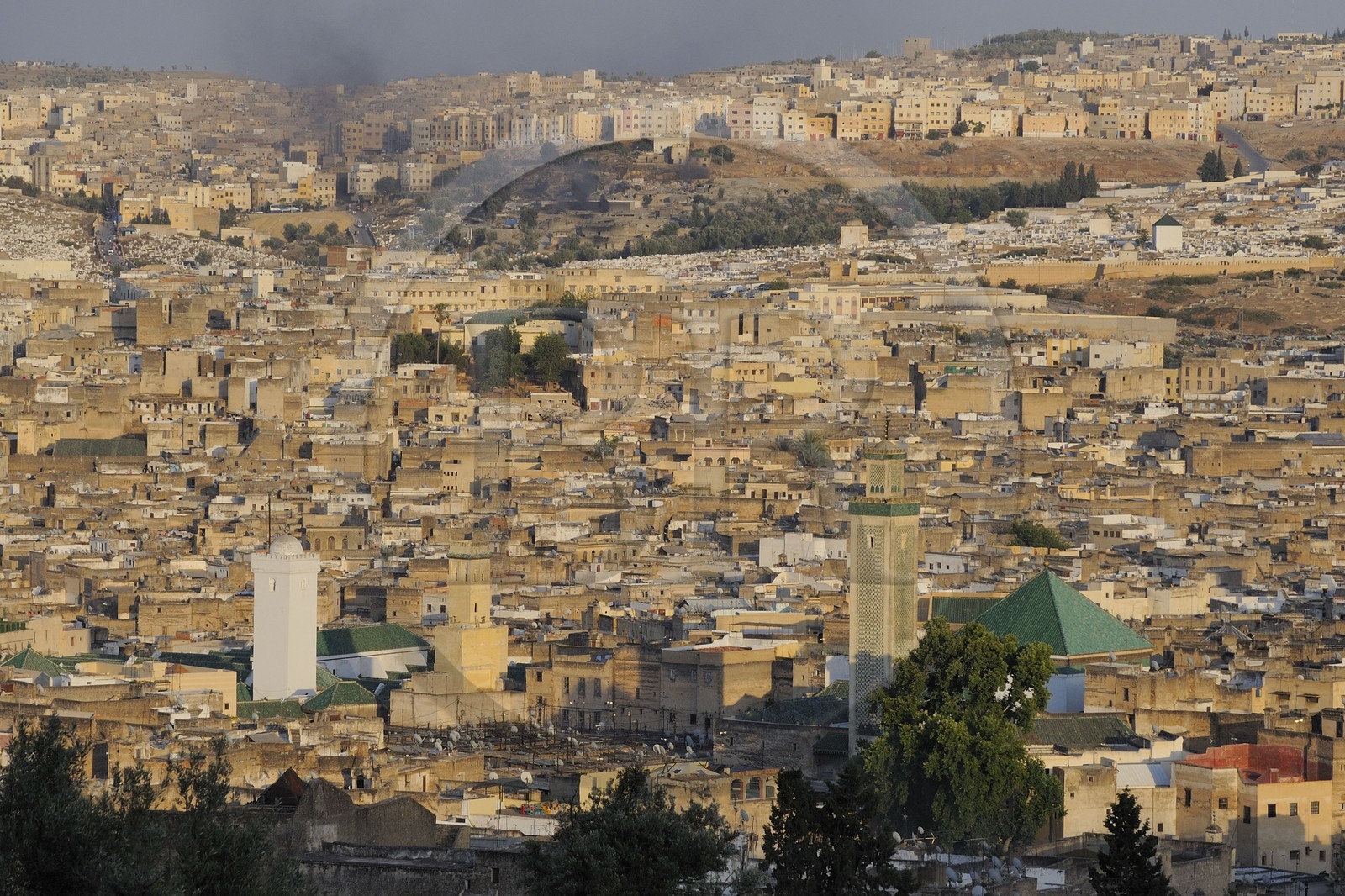 Maroc, Moyen Atlas, Fès, ville impériale, médina classée Patrimoine Mondial de l'UNESCO, le mausolée Zaouïa Moulay Idriss à droite et la mosquée Quaraouiyyine ou Karaouiyine à gauche au coeur de Fès el Bali