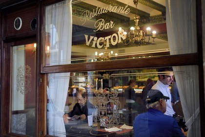 Espagne, Pays basque espagnol, Biscaye, Bilbao, Casco Viejo (vieille ville), Bar-restaurant de la plaza Nueva