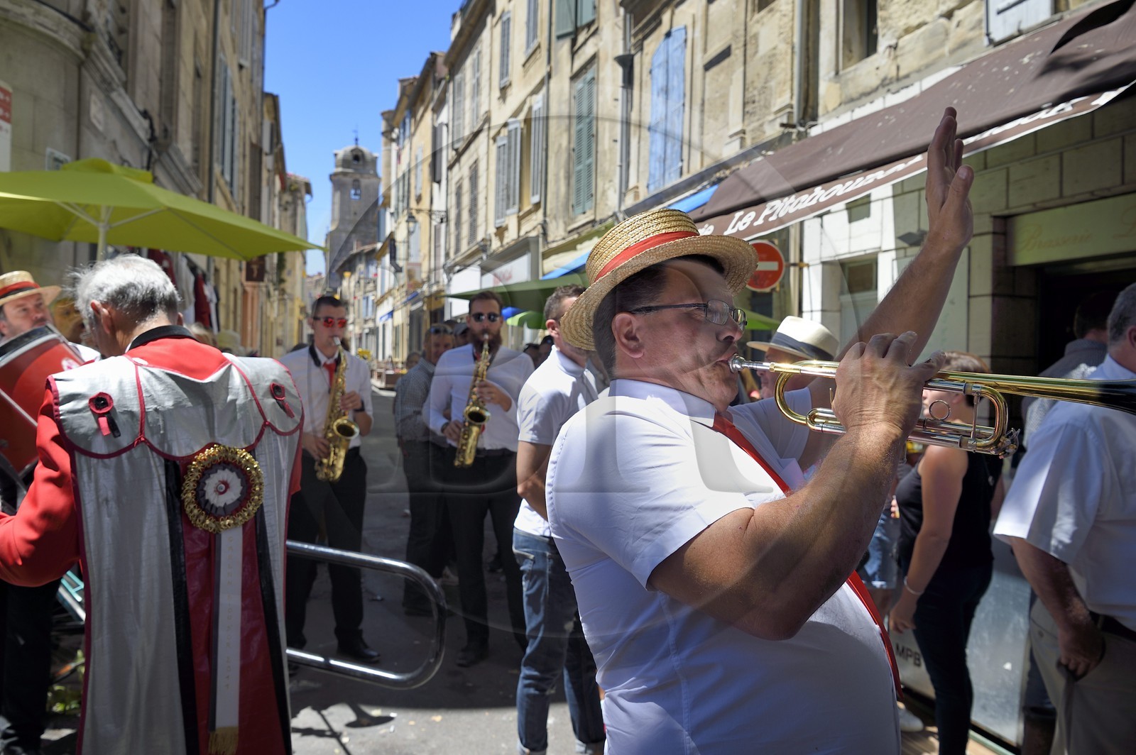 France, Bouches-du-Rhône (13), Arles, fête populaire dans les rues de la ville à l'occasion de la course camarguaise de la Cocarde d'Or