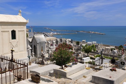 France, Hérault (34), Sète, le cimetière marin Paul Valery et le port en arrière