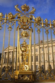 France, Yvelines (78), château de Versailles, classé Patrimoine Mondial de l'UNESCO, détail de la grille royale dessinée par Mansart séparant la cour royale restaurée en juin 2008