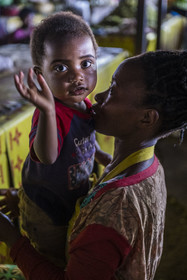 Rwanda, Province du Nord, Musanze (anciennement nommée Ruhengeri), le marché central, mère et enfant