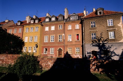 Pologne, Varsovie, maisons le long des anciens remparts de la vieille ville