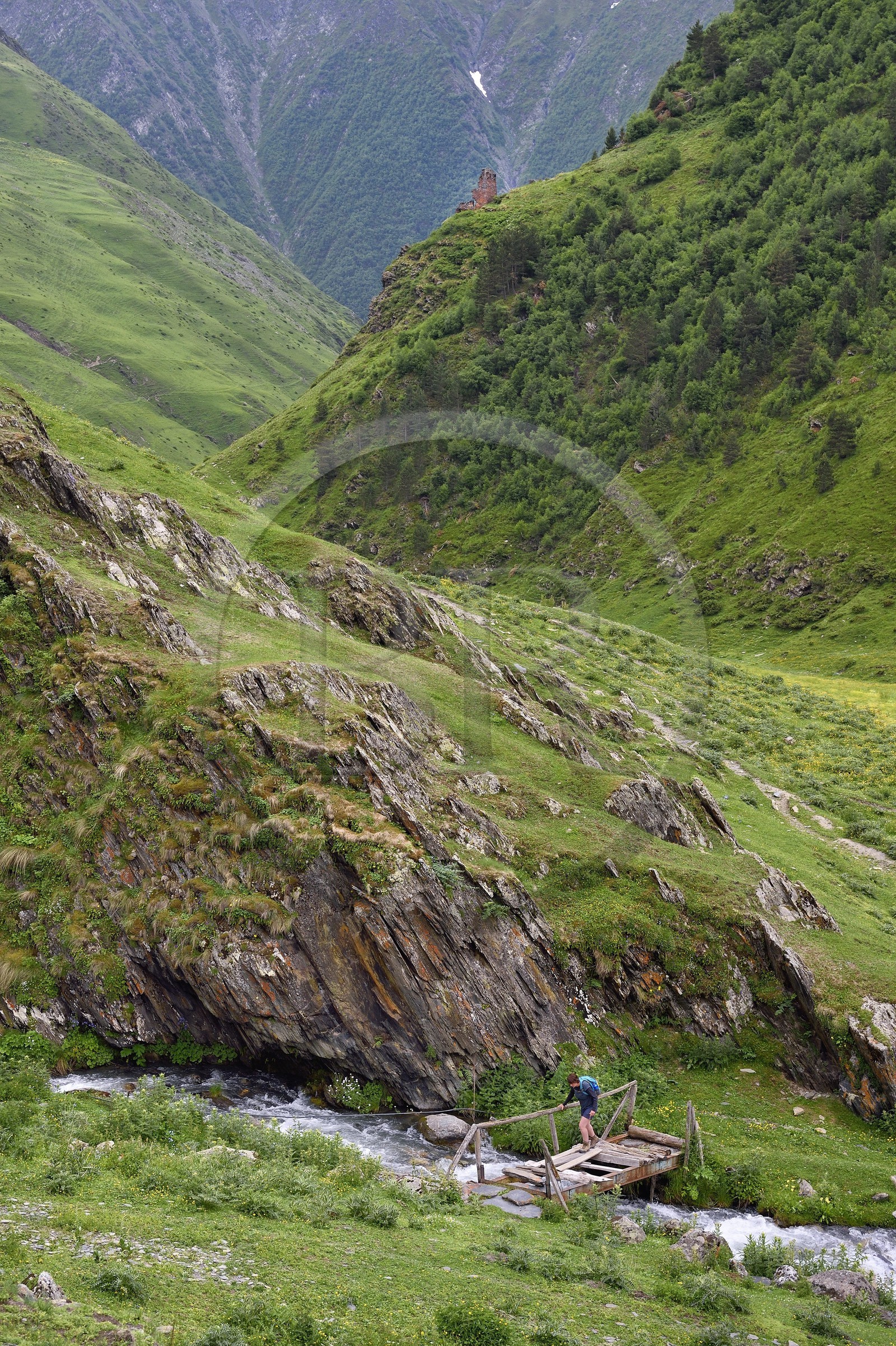 Géorgie, Kakheti, Parc national de Touchétie, vallée de la rivière Alazani dans les montagnes de Pirikiti, Parsma (Baso), randonneur franchissant la rivière