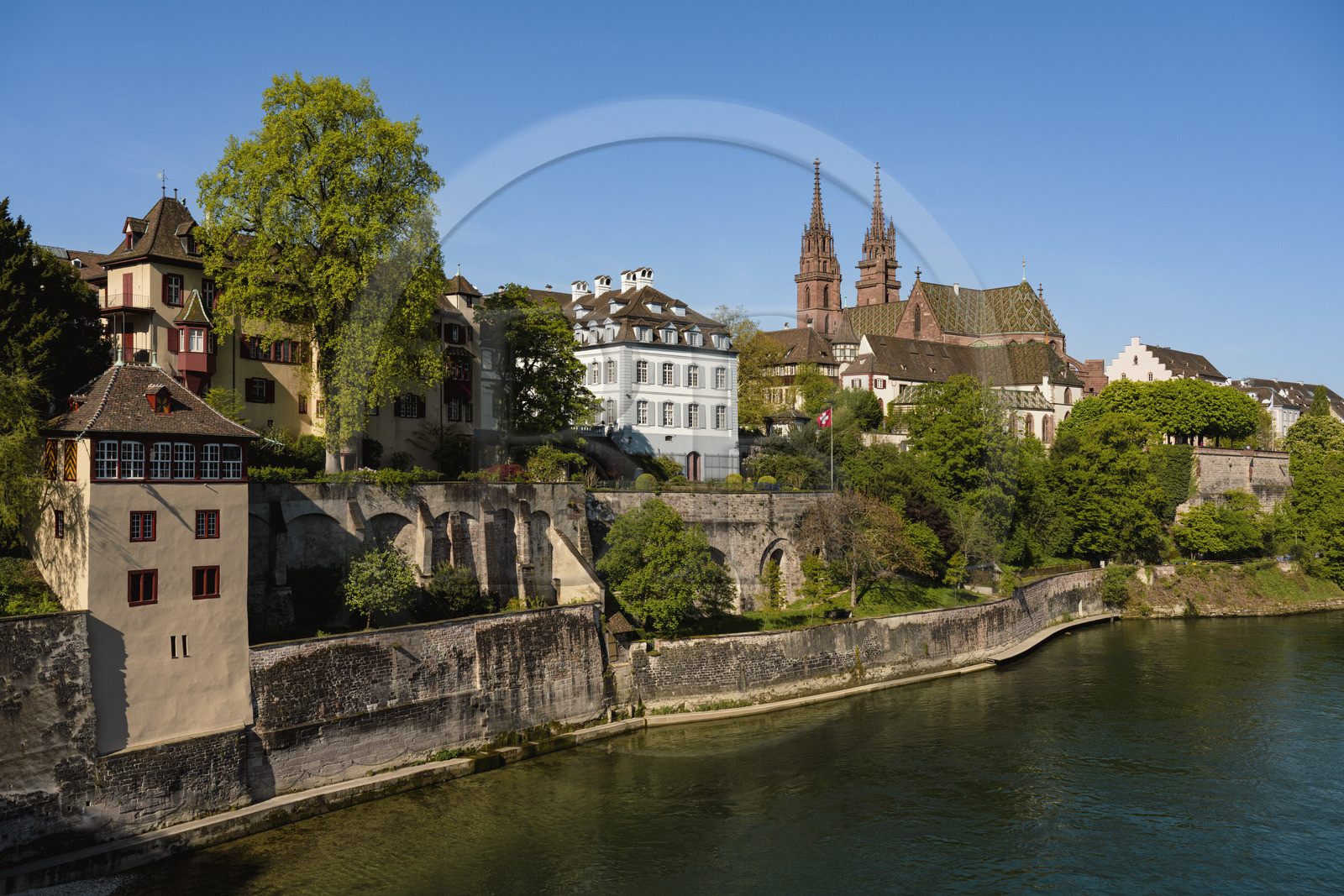 Suisse, Bâle, la rive gauche du Rhin, la cathédrale protestante Notre-Dame de Bâle (Munster) domine le Rhin