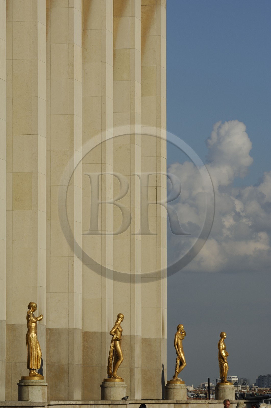 France, Paris (75), esplanade des Droits de l'Homme, sculpture en bronze doré intitulée la Jeunesse d'Alexandre Descatoire et la place du Trocadéro au fond