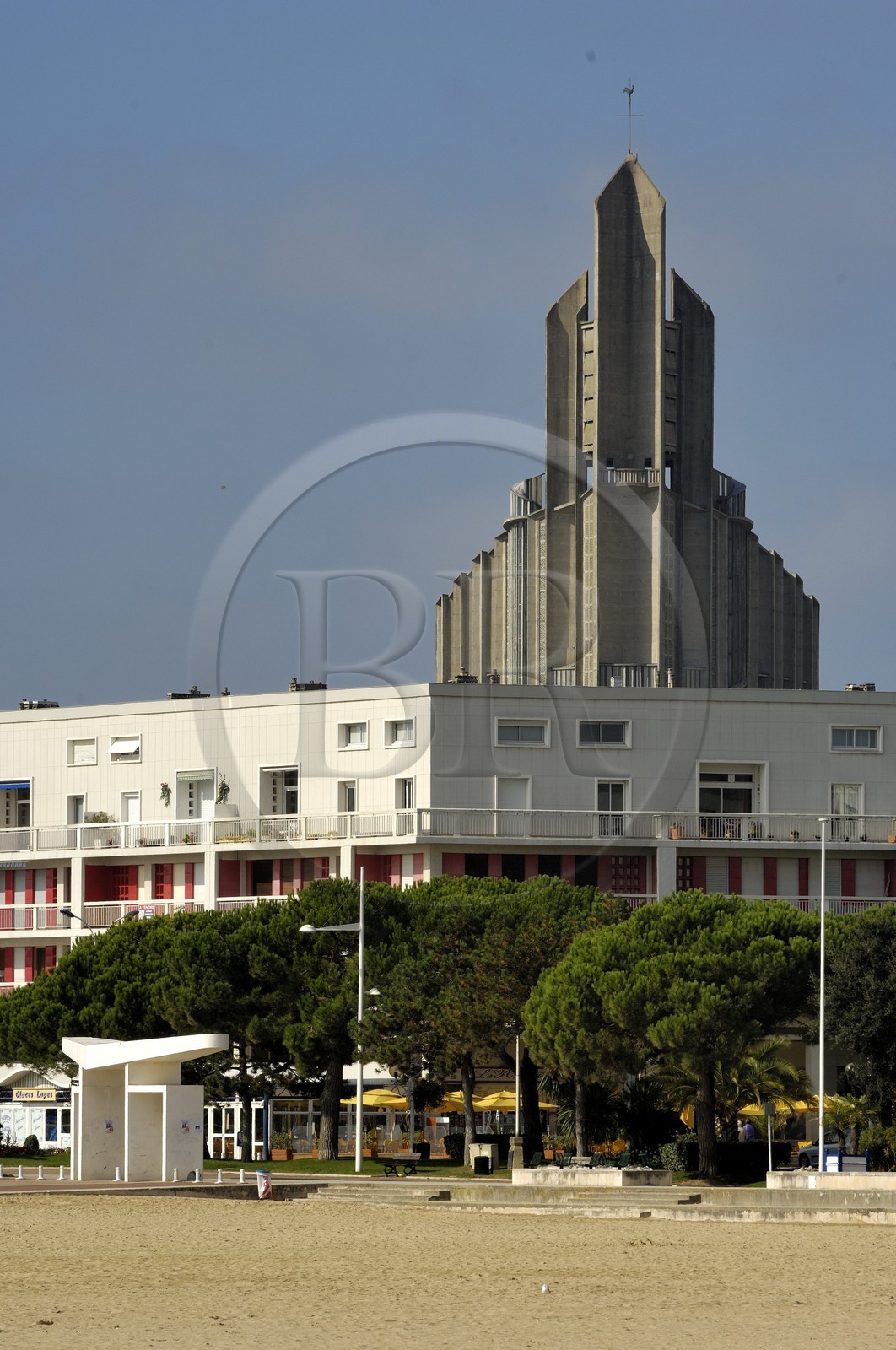 France, Charente-Maritime (17), Royan, le Front de Mer et l'église Notre-Dame