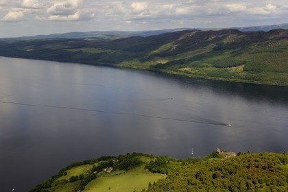 Royaume-Uni, Ecosse, Highland, le Loch Ness et le chateau d' Urquhart (vue aérienne)