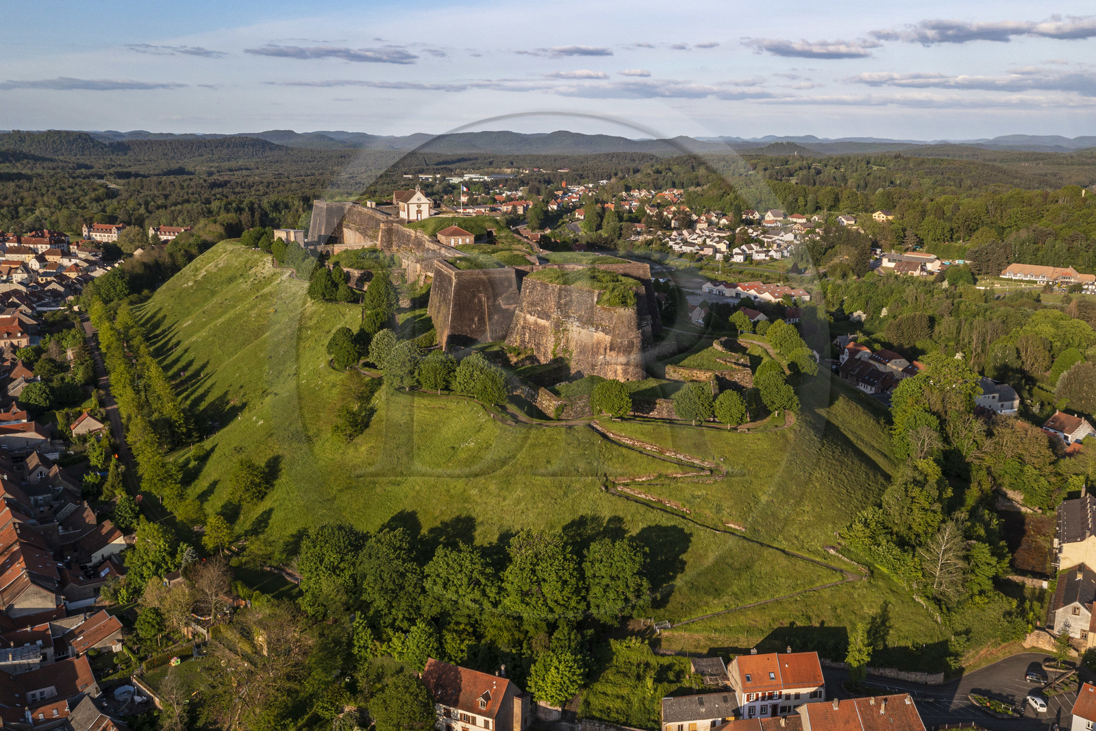France, Moselle (57), Parc régional des Vosges du nord, Bitche, la citadelle fortifiée par Vauban (vue aérienne)